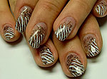 Acrlnägel braun mit Zebra-Nailart