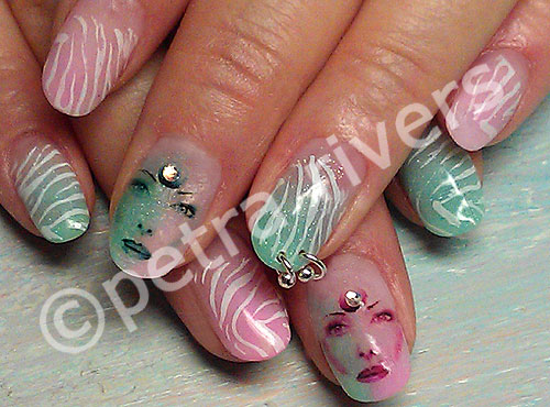 Pastellfarben Mint und Rosa abwechselnd als Acrylmodellage auf allen Fingern mit Face-Nailart auf Mittelfingern und Zebra-Muster als Nailart in Weiss auf allen Fingern