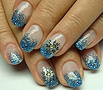 blau glitzernde Nagelmodellage mit Sonnensymbol