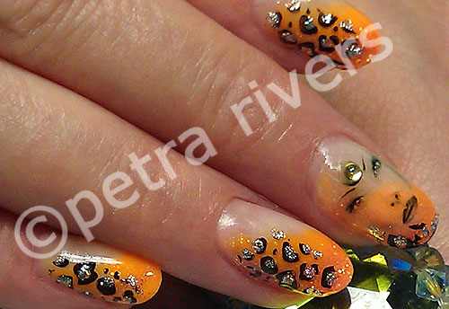 Leopard-Muster auf French-Verlauf orange und als Special ein Face / Gesicht als Nailart