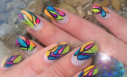 Fingernageldesign mit Neonfarben als Verzierung für künstliche Fingernägel- Naturnagelverstärkung mit Nailart