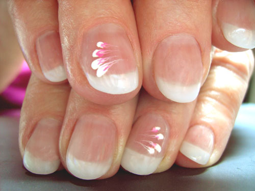 künstliche Fingernägel mit natürlichem French und dezenter Nailart