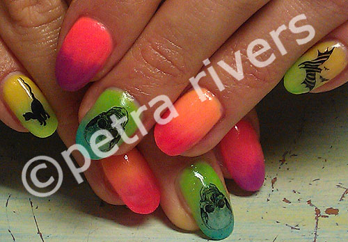 Halloween voll farbenfroh mit Nailart-Tattoos von peri - petra rivers - www.nageldesign.nailart.de