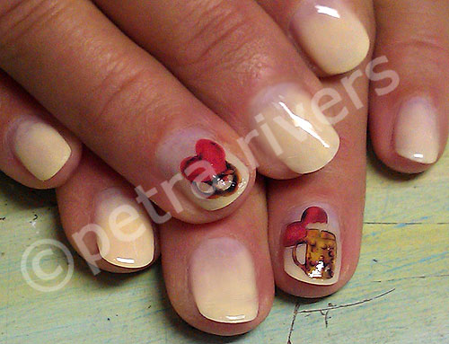 Wiesn Nail-Art mit Krug, Herzl und Brezl