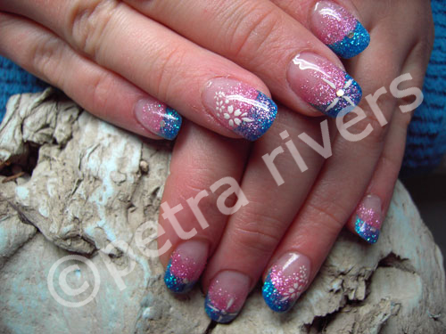 Acrylnaegel mit blauem French, rosa Nagelbettverlauf und weisser Nailart