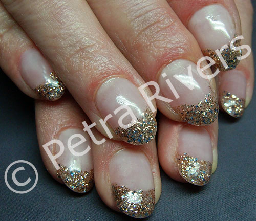 French it Gold-Glitzer auf Acryl-Nageldmodellage