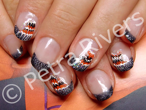 Nailart auf dunkelgrauem Glitzerfrench - Spider Feeling