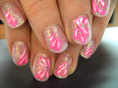 Natürliches French mit Glitzer und Blütenblättern als Anregung für Nailart in Pink und Weiß