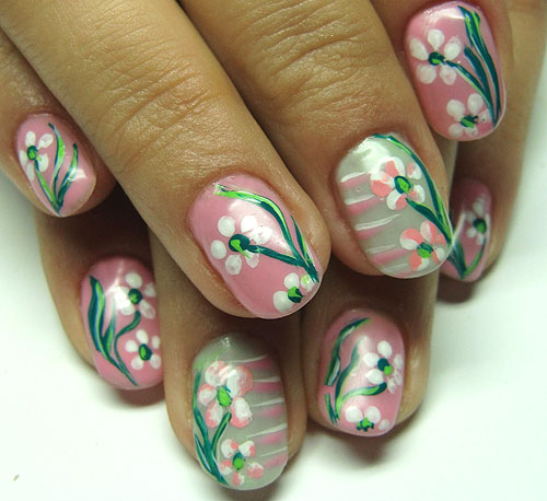 Schöne Fingernägel mit Blumenmalerei - Nailart gemalt