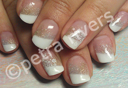 French in Weiss und abgeschrgt mit Gold- und Silber-Glitzer und dezenter weisser Nailart 