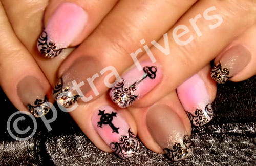 Gothic Nailart-Stamping auf Nude und Rosé Acryl-Powder