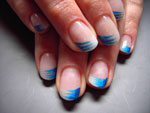 Acrynägel mit natürlichem French und metalligblauer Nailart