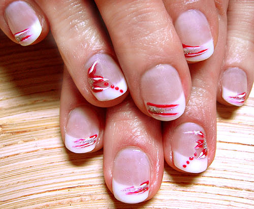 Kunstnägel mit rot-weisser Nailart