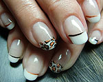 Nagelmodellage mit mit Acryl -weisses French und auf den Ringfingern Leoparden-Muster