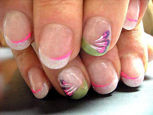 Grün - Lila - Pink - Weiß finden sich in dieser Nagelkunst