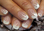 Nailart weisse Flamme mit Strasssteinen