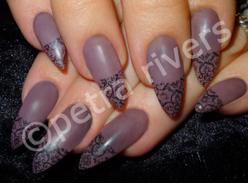 Stiletto Nails Farbe Taupe mit schwarzer Nailart