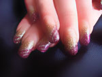 Acrylnägel mit Nailart - diagnonales French in Tiefrot und goldenem Nagelbettverlauf abgerundet mit Silberglitzer