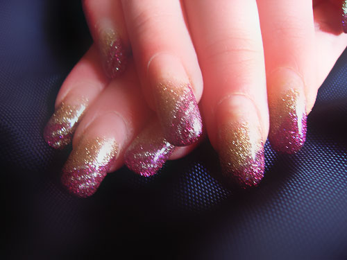 Acrylnägel mit Nailart - diagnonales French in Tiefrot und goldenem Nagelbettverlauf abgerundet mit Silberglitzer